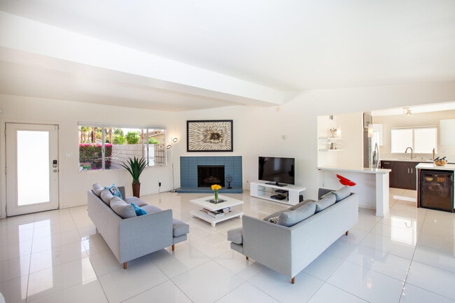 Building Photo - 2007 E Andreas Rd