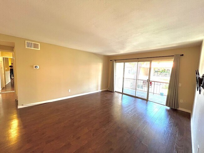 Building Photo - Desirable Mission Plaza Updated 1 Bedroom ...