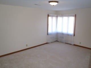 Building Photo - Spacious 3-4 Bedroom Ranch Style House for Rent