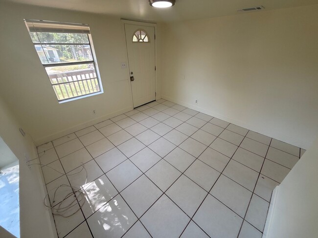 Building Photo - 3-Bed, 2-Bath Home on Lowell St in Tallaha...