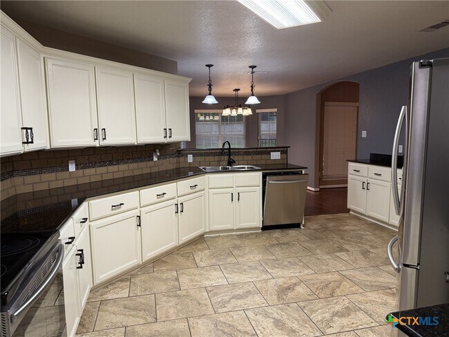 Building Photo - 621 S Roy Reynolds Dr