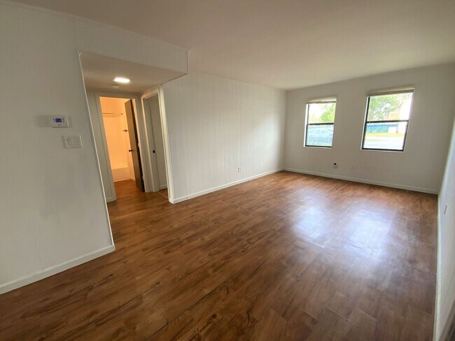 Building Photo - 100 Ravenwood Dr