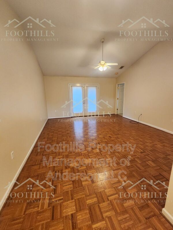 Building Photo - 1419 Oak Hill Dr