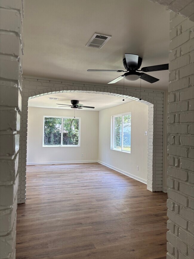 Building Photo - 512 Lakeside Dr