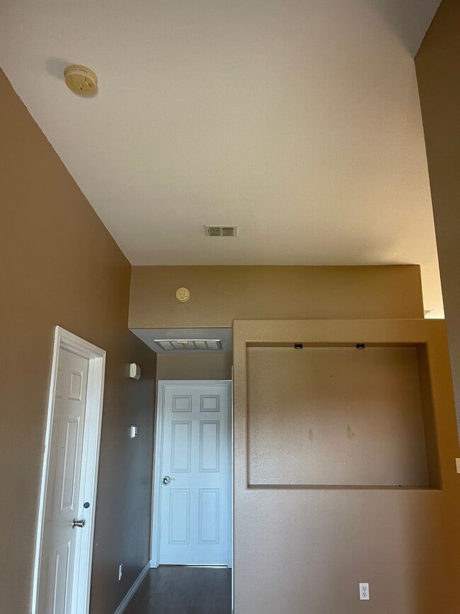 Building Photo - Large 3/2 Kingsville