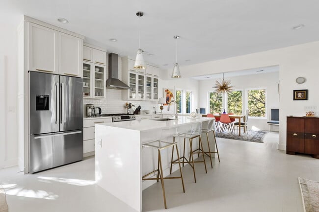 Building Photo - 508 E Huron Ave