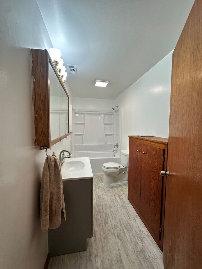 Building Photo - 3 Bedroom 1 Bath home * Owner Updates $600 OFF FIRST MONTHS RENT