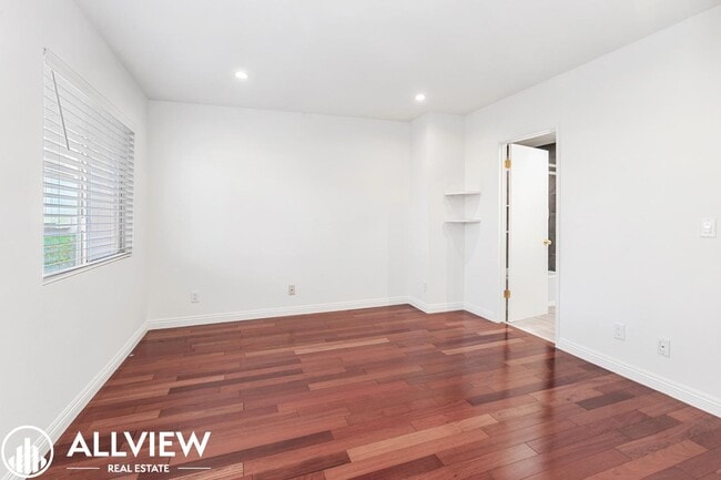 Building Photo - Beautifully Upgraded 2-Bed, 3-Bath Townhou...