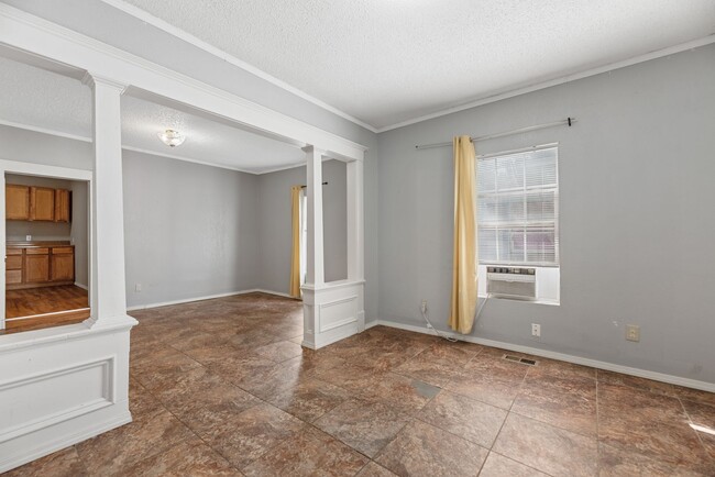 Building Photo - Charming 2 Bed 1 Bath - 2 weeks FREE!