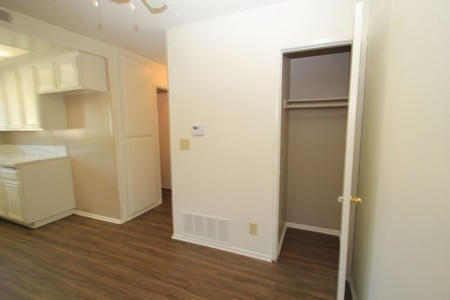 Building Photo - 2596 Sextant Ave