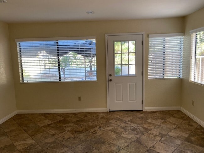 Building Photo - 3 Bed 2.5 House w/ 2 Car Garage in Prime Eastlake Location