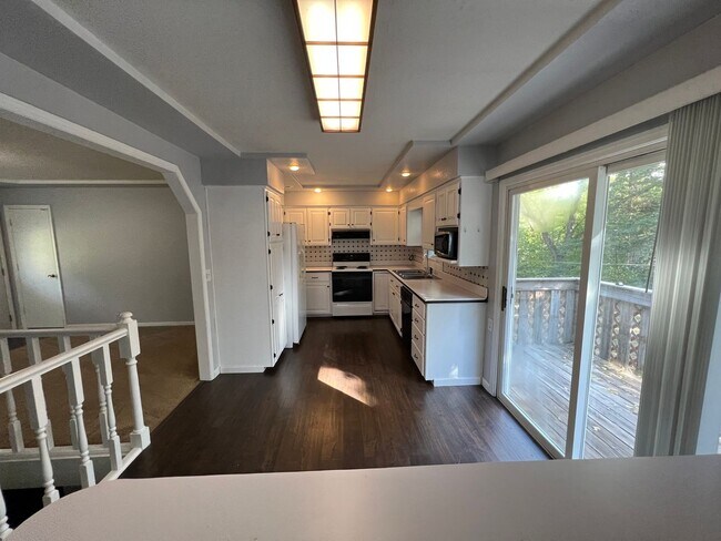 Building Photo - 4 Bed 3 Bath Large lot by Milford lake. Al...