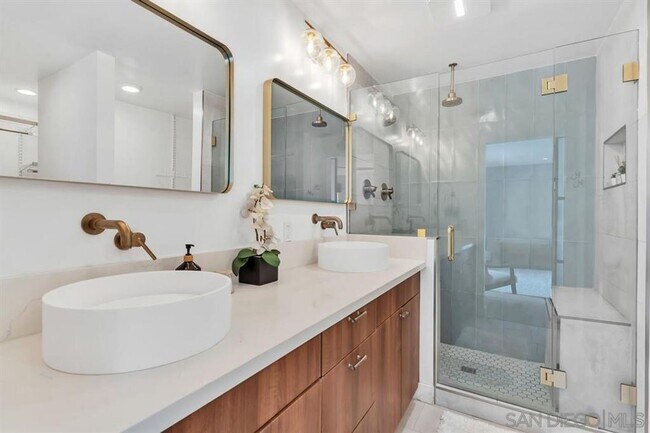 Building Photo - Stunning Condo on the Bay