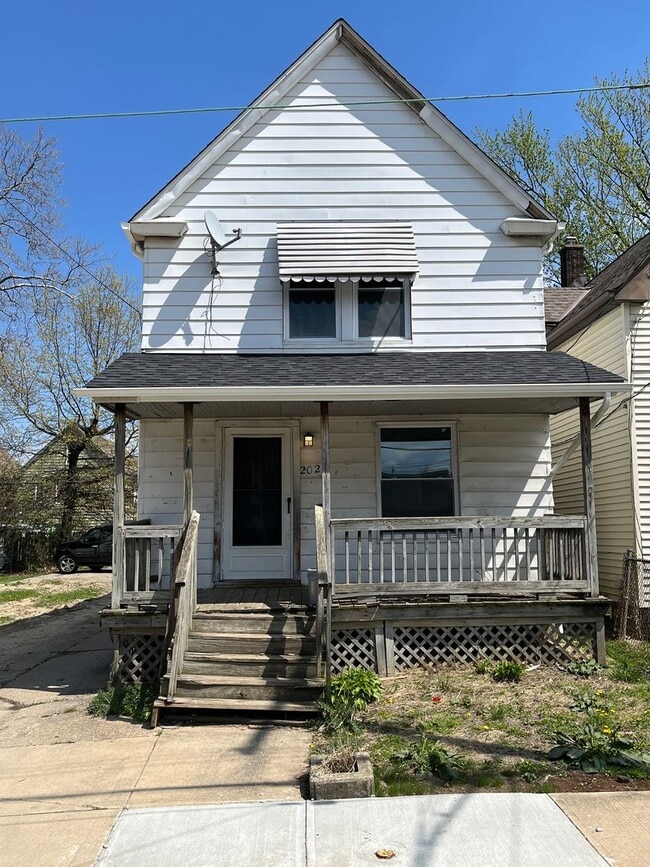 Building Photo - Madison/West Blvd neighborhood: 3 bedroom/1 bath single family home.