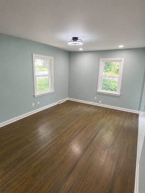 Building Photo - 1601 W Sheley Rd