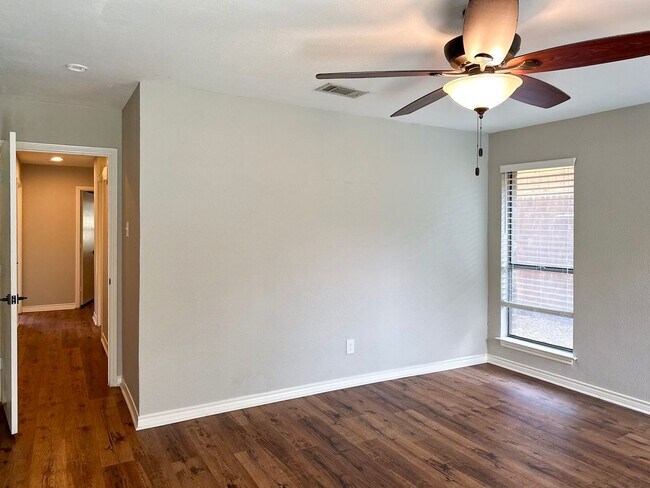 Building Photo - 3 Bed / 2 Bath / 2 Car Gargae / Pool