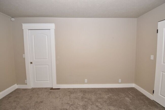 Building Photo - Central Mishawaka- close to Parks and Down...