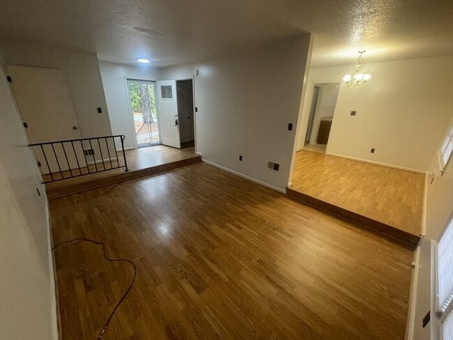 Building Photo - 3 bd 2 ba Ranch