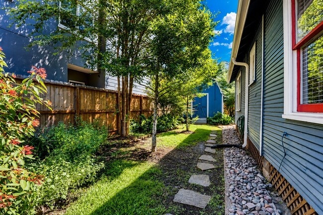 Building Photo - 206 Aurora St