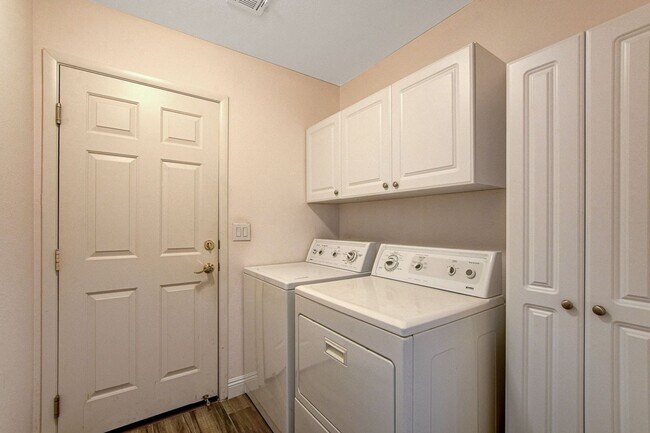Building Photo - 5053 Cedar Lawn Way