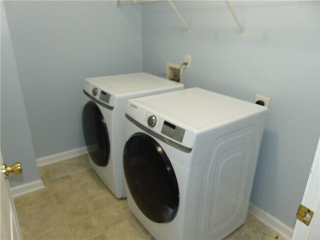 Building Photo - 611 Dove Ln