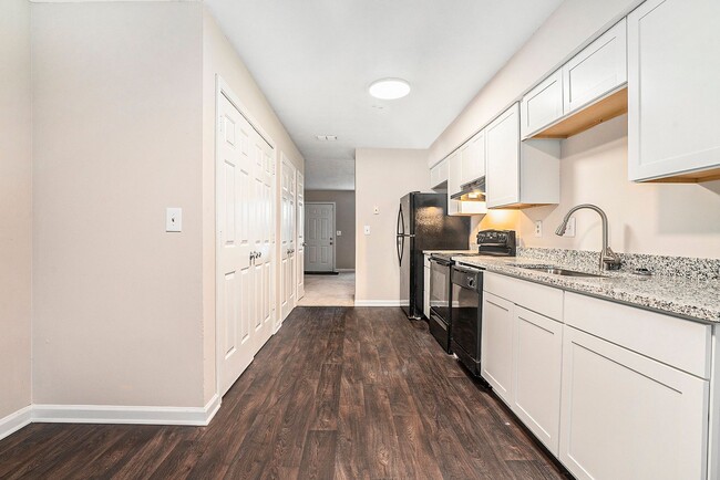 Building Photo - Newly Renovated 2BR/2BA Condo!