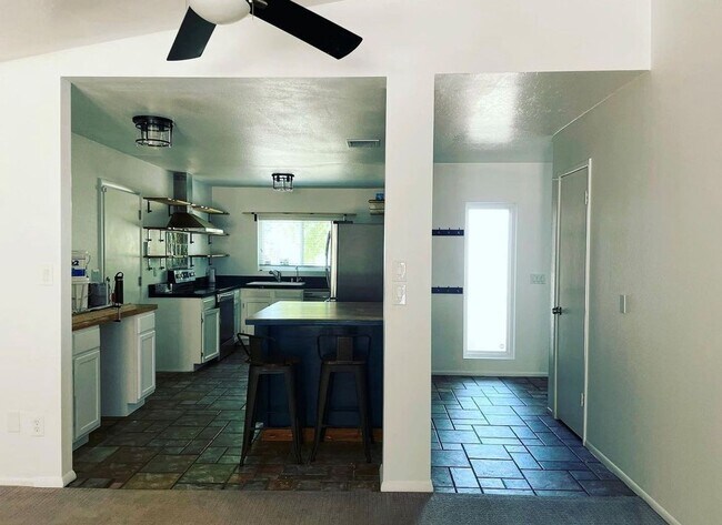 Building Photo - Charming Updated 3 Bed/2 Bath in Great Tem...