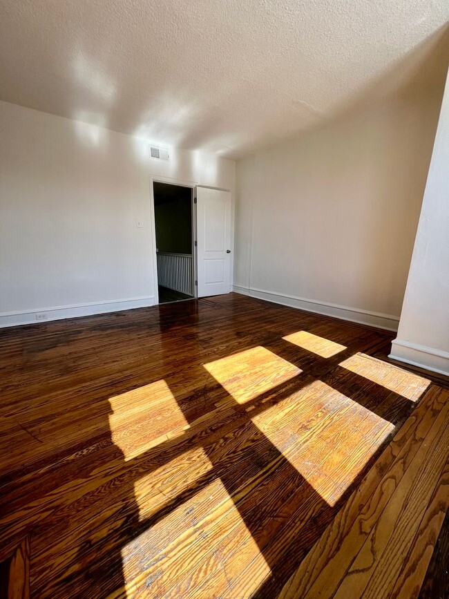 Building Photo - Stunning 2-Bedroom Apartment in Wynnefield...