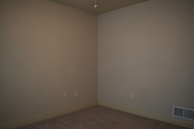 Building Photo - Marvelous 3 Bedroom House In Mill Creek Ma...