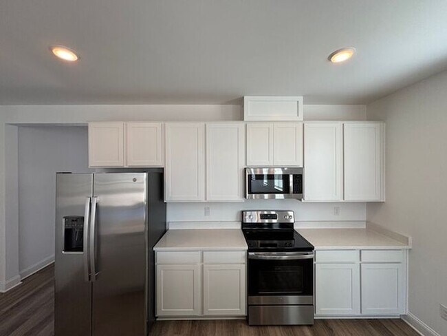 Building Photo - MOVE IN SPECIAL-3 bedroom with study/flex/office/keeping room