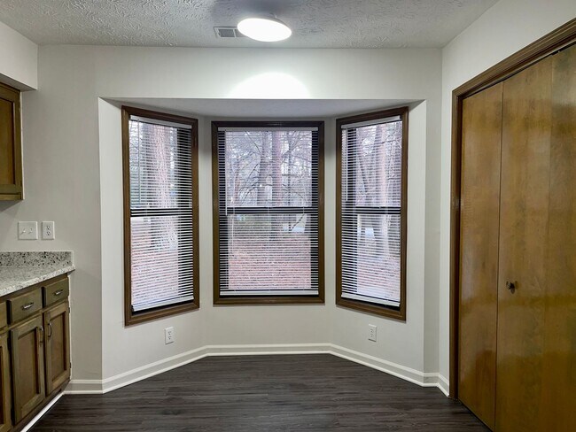 Building Photo - Spacious, Updated 3 Bed/2 Bath Ranch!