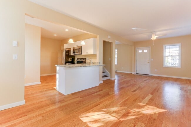 Building Photo - 51 Warner St