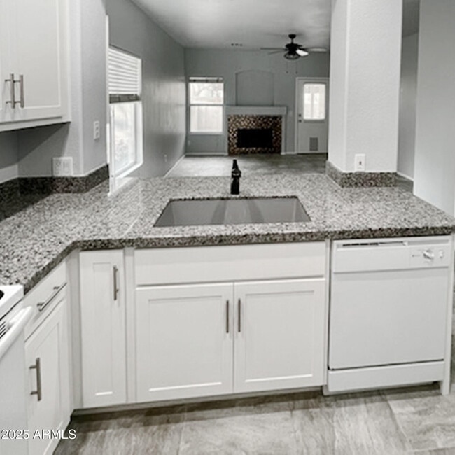 Building Photo - 1961 N Hartford St