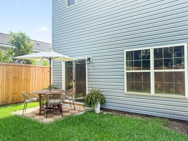 Building Photo - 2042 Delaware Ave