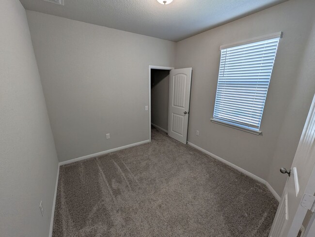 Building Photo - Modern 3-Bedroom Condo for Rent in Pfluger...