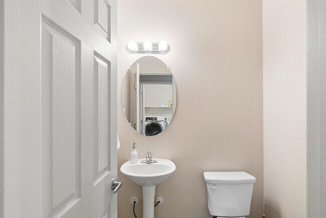 Building Photo - 2316 Penn Ave SE