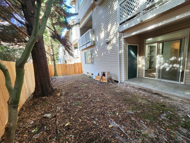 Building Photo - Renovated 3 Bedroom Condo