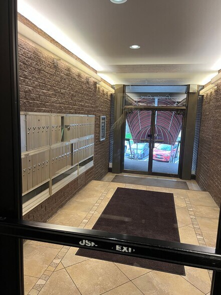 Building Photo - 2025 E Greenwich Ave