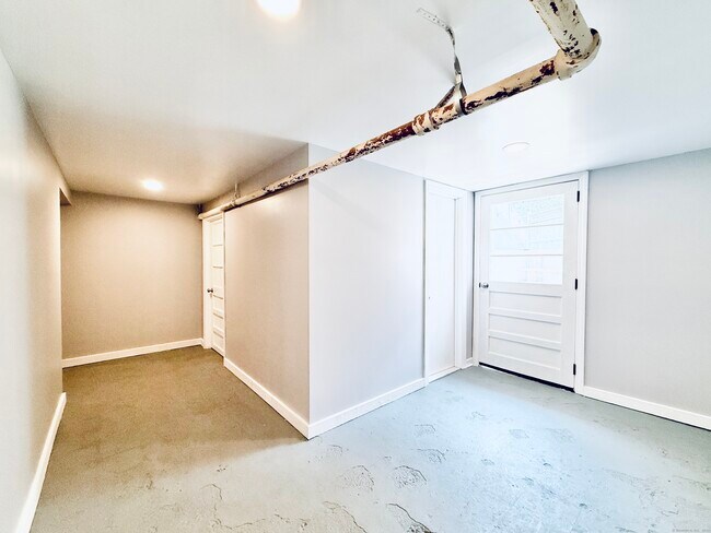 Building Photo - 10 Meadowpark Ave W