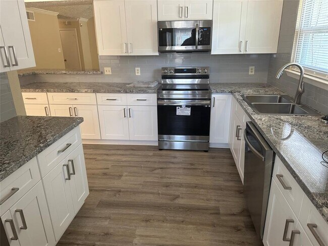 Building Photo - 9306 Bollingbrook Dr