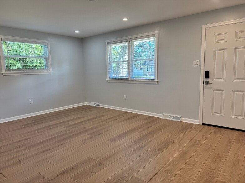 Living room - 536 Kalmia St