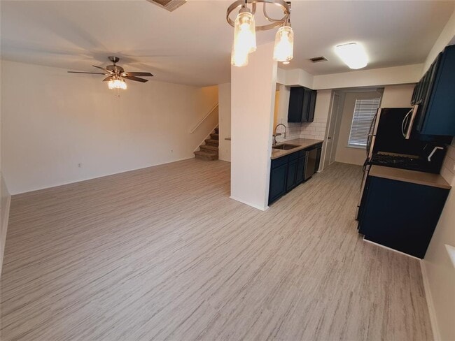 Building Photo - 6703 Hill Oaks Dr