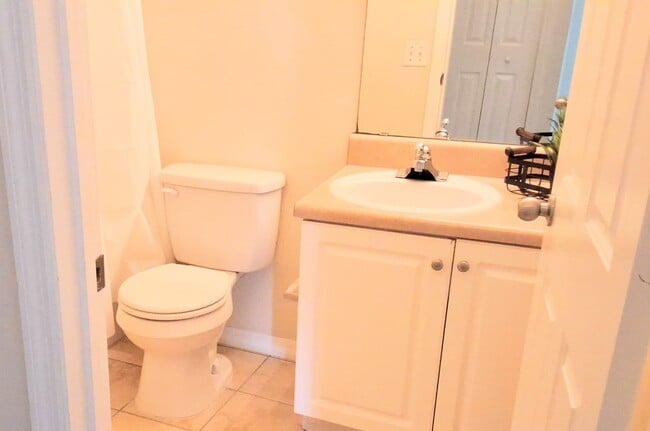 Building Photo - Beautiful 2 bedroom/2 bath condo with a ba...