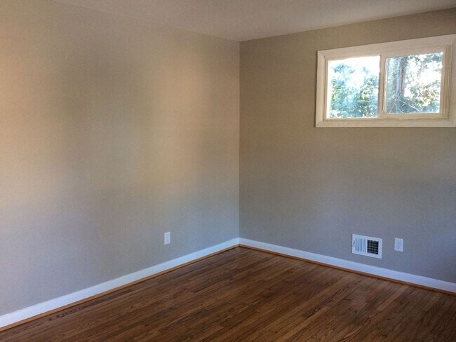 Building Photo - Charming 2Bed/1Bath Triplex in North Raleigh!