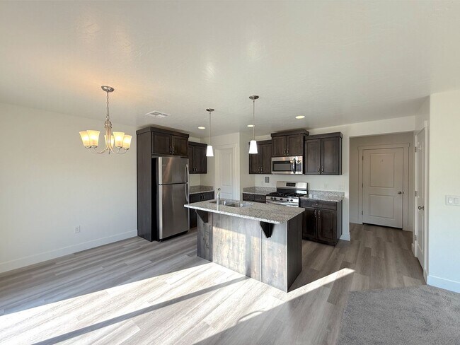 Building Photo - 4 Bed, 2.5 Bath home with 2 Car Garage