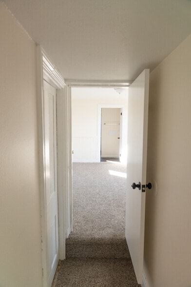 Building Photo - 1005 Railroad St