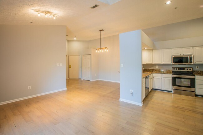 Building Photo - Lovely 2 BR/2 BA Condo in Germantown!