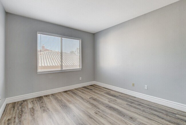 Building Photo - MASSIVE 5 BEDROOM, 2 STORY HOME IN DESIRABLE RHODES RANCH GOLF COURSE COMMUNITY!