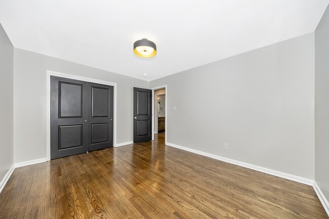 Building Photo - 406 E 9th St