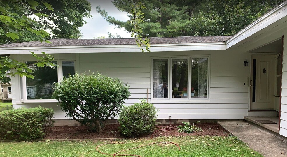 Front of House - 39 Baylis St